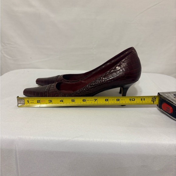 vintage-style brown alligator print pumps - Picture 9 of 11